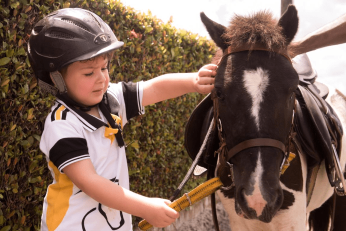 Crianca-com-o-cavalo